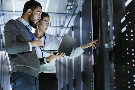 IT Techniker begutachten Server