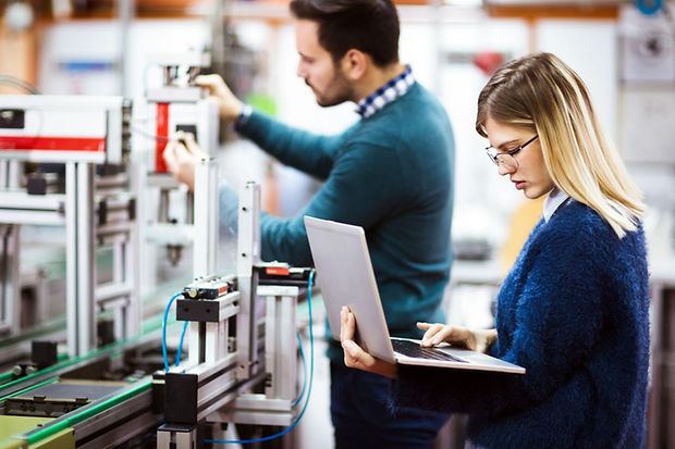 Zwei junge Studenten arbeiten an einem Projekt