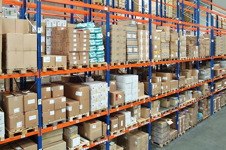 Regallager mit verpackten Waren