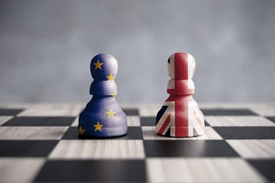 Zwei Spielfiguren in Farben von Europa und Gro&szlig;britannien
