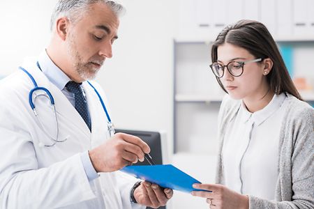 Arzt erkl&auml;rt Patientin etwas