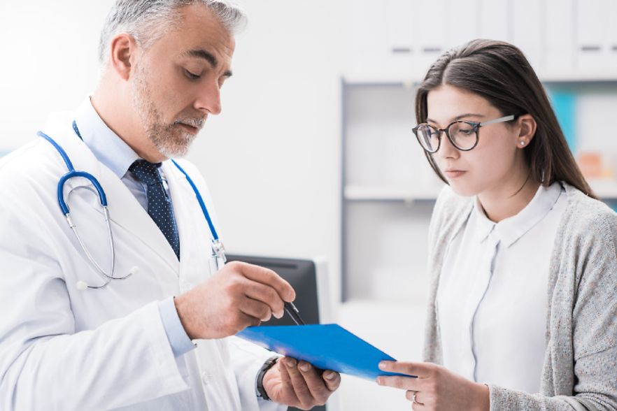 Arzt erkl&auml;rt Patientin etwas