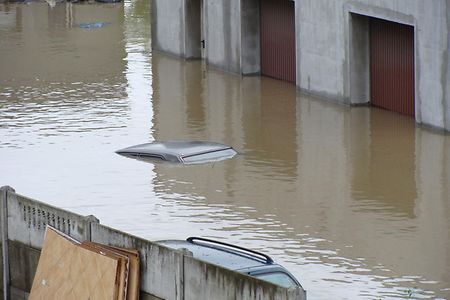 Symbolbild Wasser &uuml;berflutet Autos und Geb&auml;ude