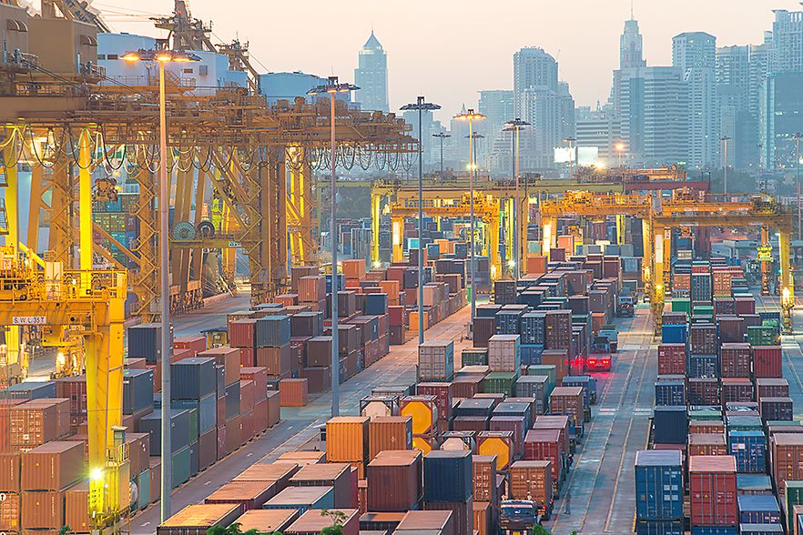 Containerhafen im Hintergrund die Skyline von Bangkok