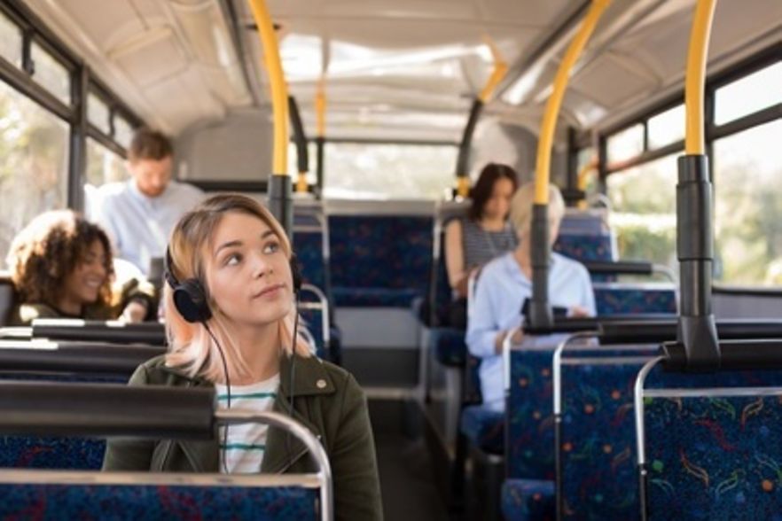 Junge Frau f&auml;hrt im Bus