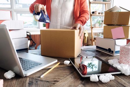 Onlineh&auml;ndler packt ein Paket