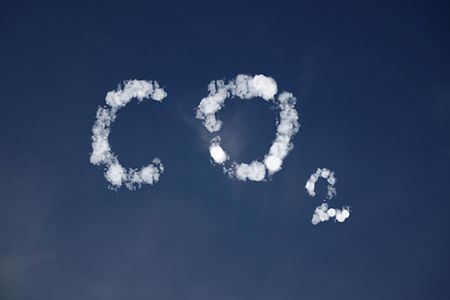 Wolken bilden den Schriftzug CO2