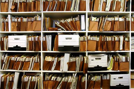 Aktenschrank mit braunen Ordnern