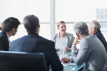 F&uuml;hrungskr&auml;fte besprechen sich an einem Tisch