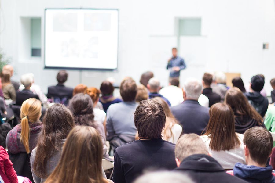 Publikum im Hörsaal von hinten