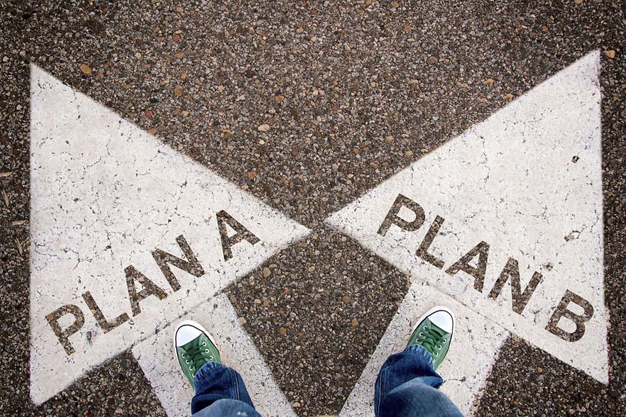 Pfeile auf dem Boden mit Plan A und Plan B