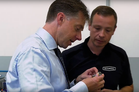 Dr.-Ing. Karsten R&ouml;ttger im Gespr&auml;ch mit Mitarbeiter