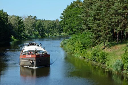 Frachtschiff auf dem Wasser