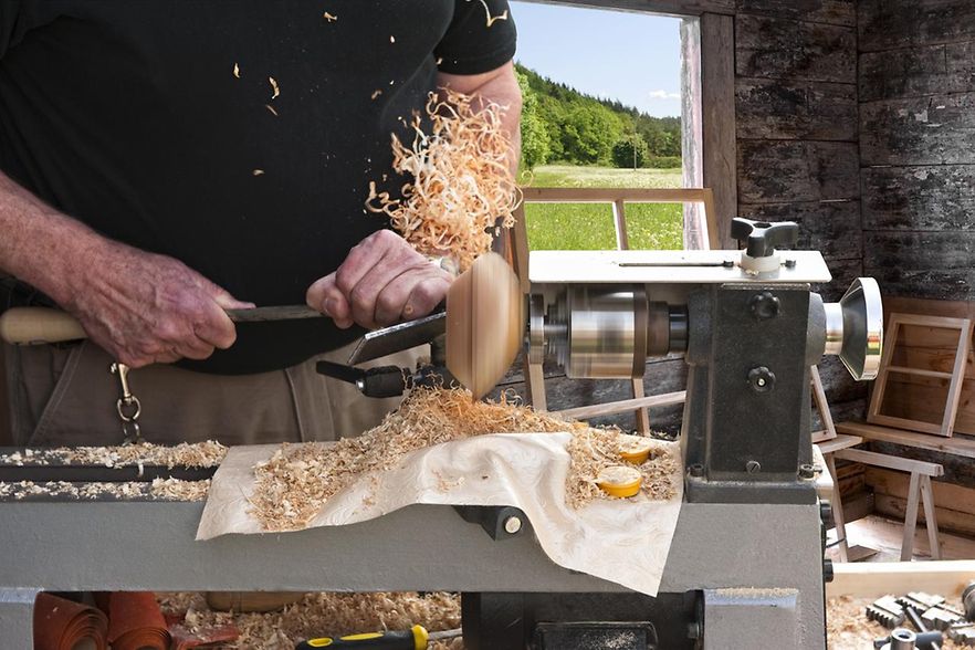 Handwerker an einer Drechselbank