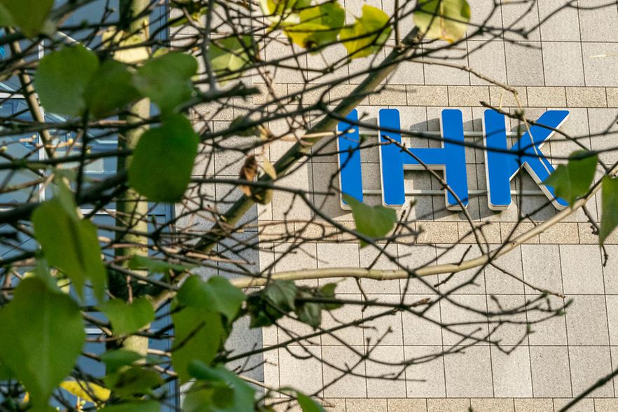 IHK Schild im Herbst