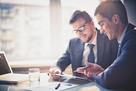 Unternehmer diskutieren am Schreibtisch
