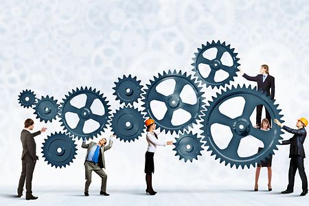 Arbeiter arbeiten gemeinsam an Zahnr&auml;dern
