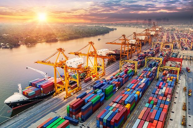 Containerhafen im Abendlicht aus der Vogelperspektive