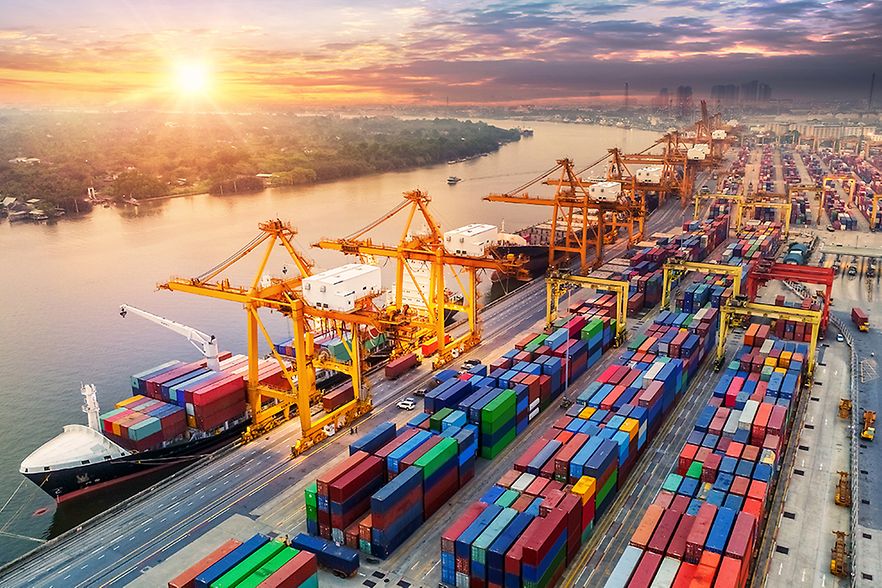 Containerhafen im Abendlicht aus der Vogelperspektive
