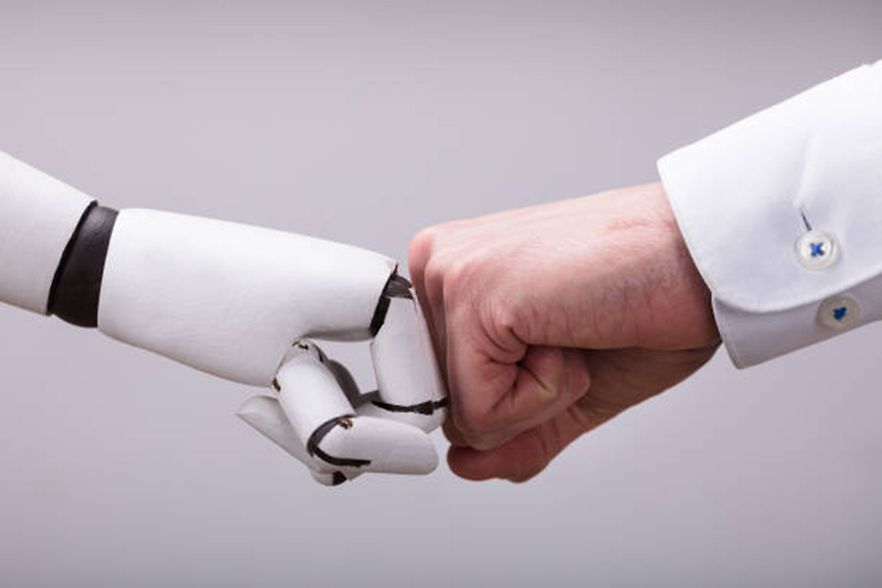 Roboterhand vs Menschenhand
