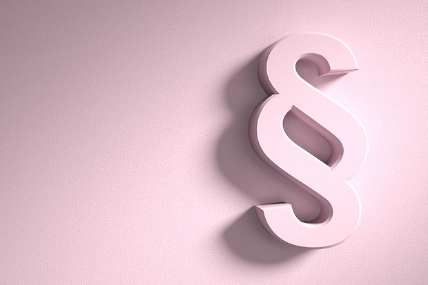 Ein Paragrafenzeichen hebt sich rosa von einem rosanen Hintergrund ab.