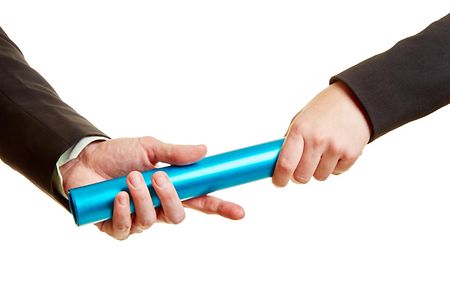 Hand &uuml;bergibt blauen Staffelstab an andere Hand