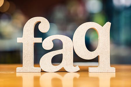 FAQ als Schriftzug aus Holzbuchstaben