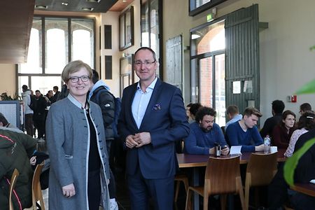 Prof. Dr. Ulrike Tippe und Carsten Christ in der Mensa der TH Wildau.