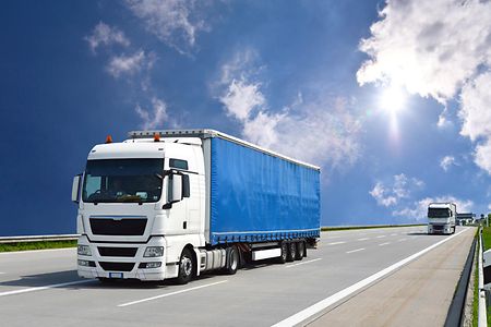 Symbolbild LKW f&auml;hrt auf einer Autobahn