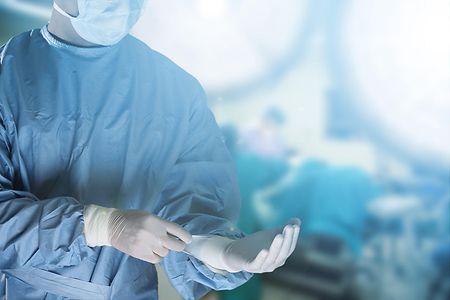 Person zieht sich Schutzkleidung an