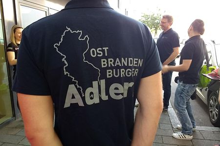 R&uuml;ckenansicht eine T-Shirts mit der Aufschrift "Ostbrandenburger Adler"