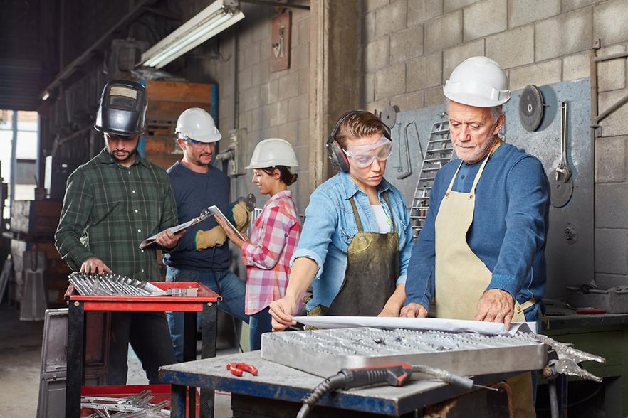 5 Arbeiter in einem Betrieb