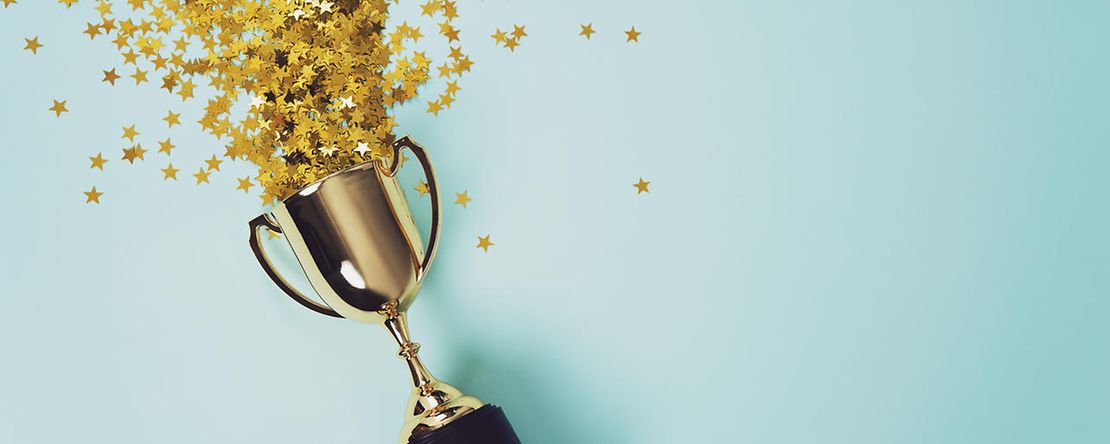Sternenkonfetti kommt aus einem Pokal