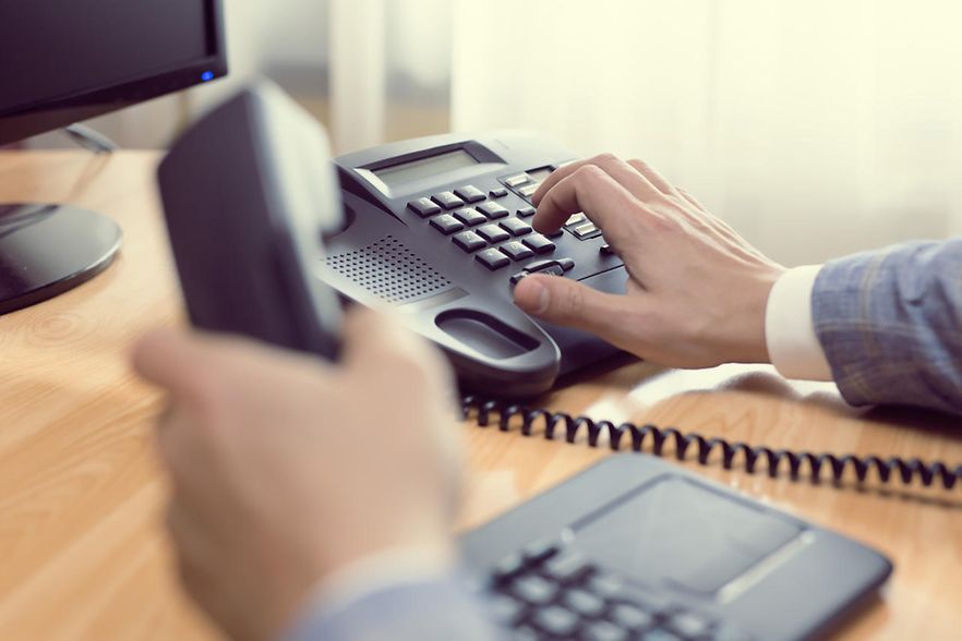 Ein Gesch&auml;ftsmann w&auml;hlt eine Telefonnummer