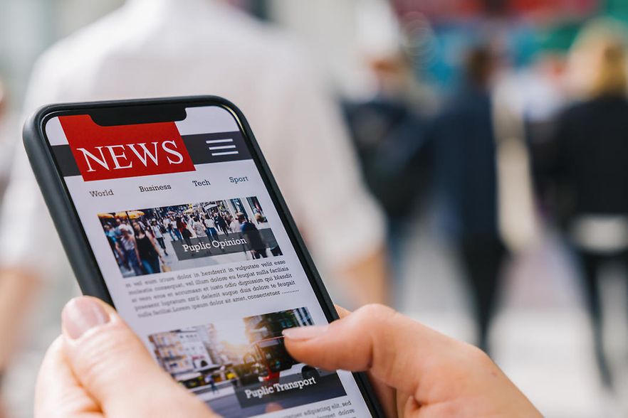 Handy mit News auf dem Display
