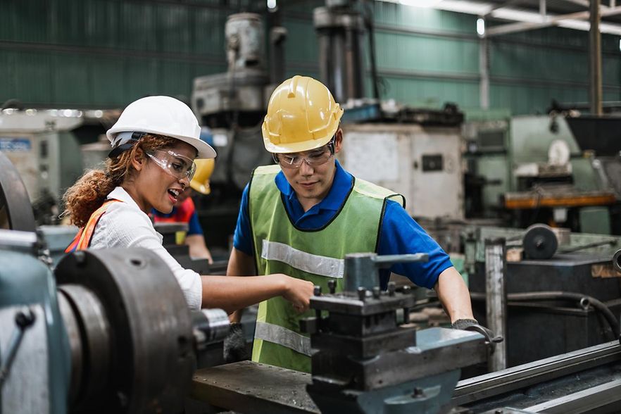 Mann und Frau in einem Industrieunternehmen