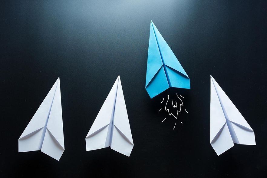 Papierflieger in blau und wei&szlig;, 