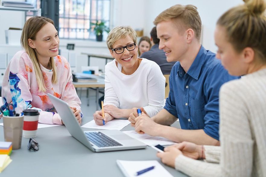 3 Frauen und ein Mann in einem beruflichem Meeting