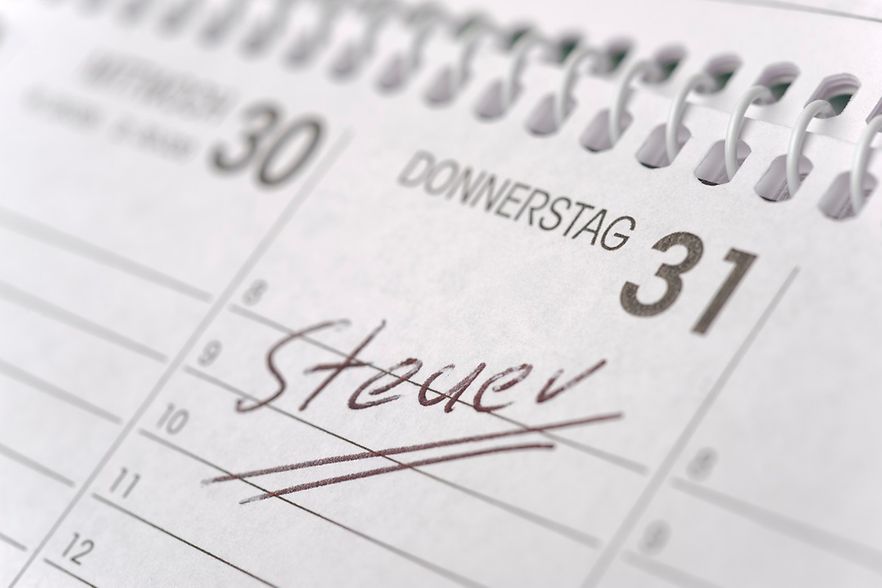 Handschriftlich das Wort Steuern in Kalender eingetragen