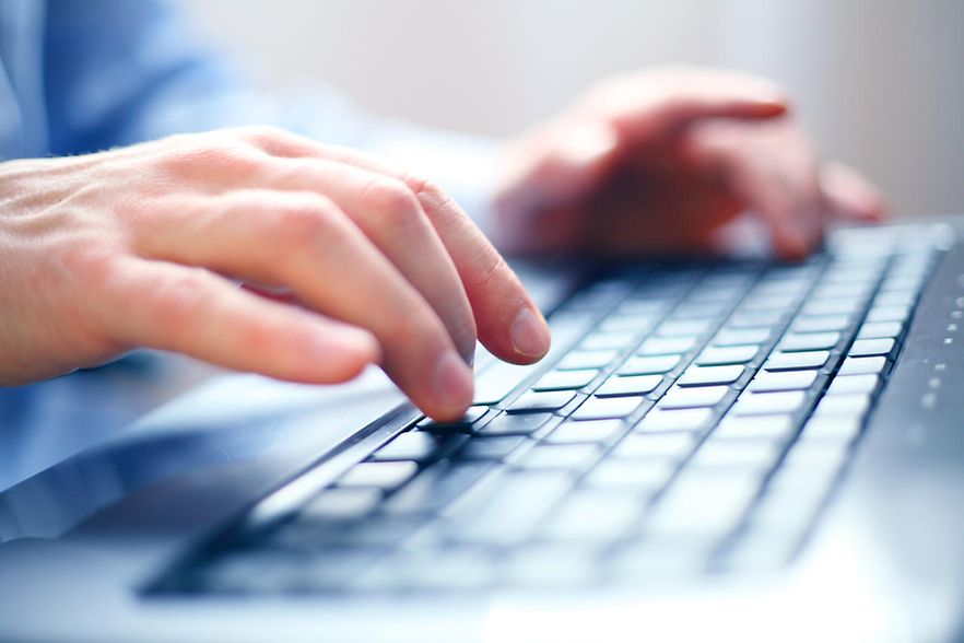 H&auml;nde, die auf einer Computertastatur schreiben