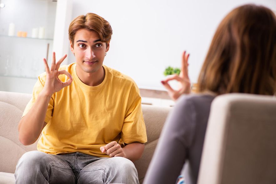 Junger Mann Geb&auml;rdensprache