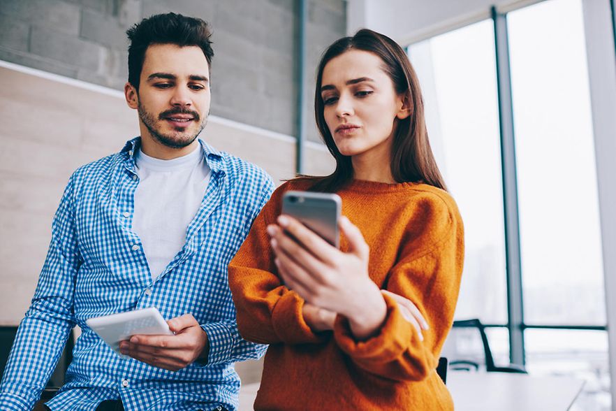 Mann und Frau mit Smartphones