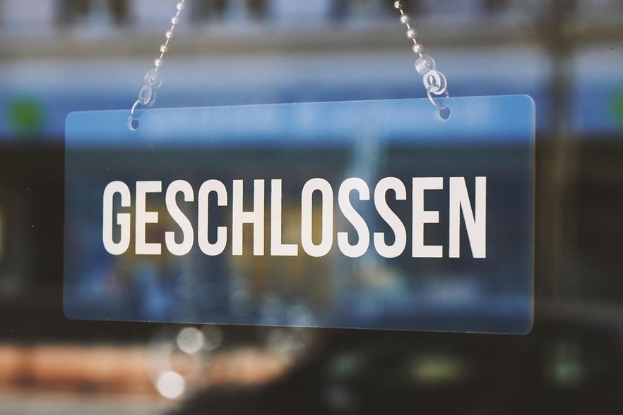 Ladenschild mit dem Aufdruck Geschlossen