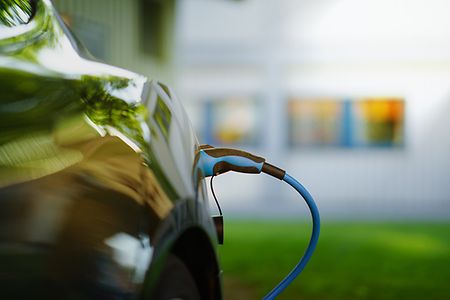 E-Auto an der E-Tankstelle