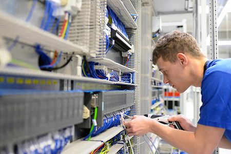 Industrieelektriker AdobeStock_92709437