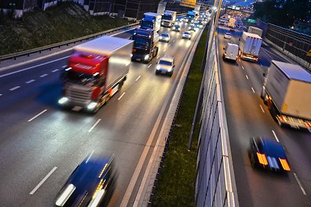 Autobahn mit LKW-Verkehr