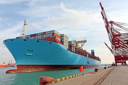 Containerschiff im Frachthafen