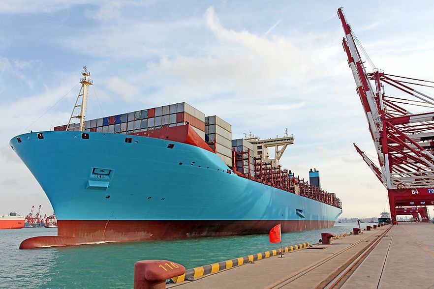 Containerschiff im Frachthafen