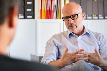 Mann im Gespr&auml;ch