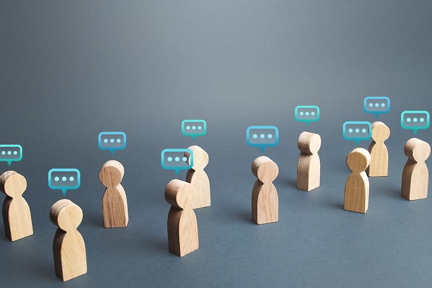 Figuren aus Holz reden miteinander